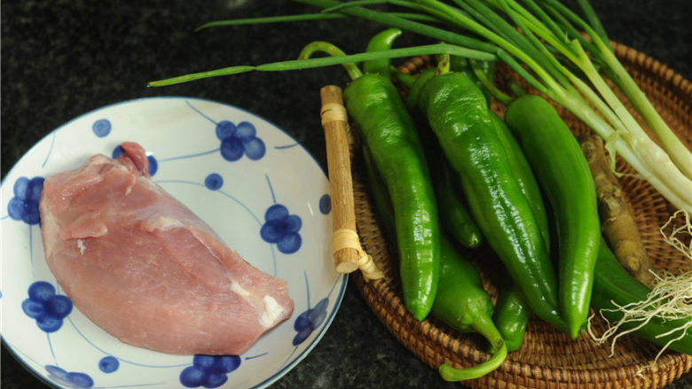 青椒酿肉,所有的食材准备好