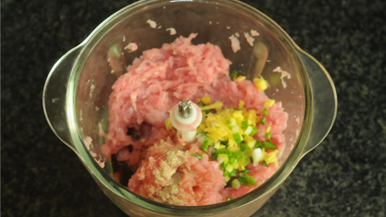 青椒酿肉,加入葱姜末、生抽、料酒、<a style='color:red;display:inline-block;' href='/shicai/ 720'>胡椒粉</a>、盐,搅拌均匀后腌制10分钟