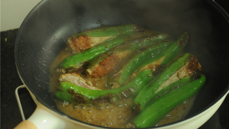 青椒酿肉,青椒煎至表面发皱,起虎皮