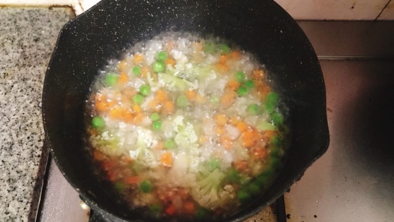 红薯泥伪披萨,进行焯水断生!(锅里加油和盐)