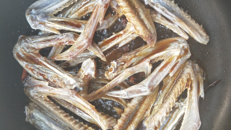 吮指回味的腊鸭翅,放<a style='color:red;display:inline-block;' href='/shicai/ 718'>料酒</a>，<a style='color:red;display:inline-block;' href='/shicai/ 788'>生抽</a>。