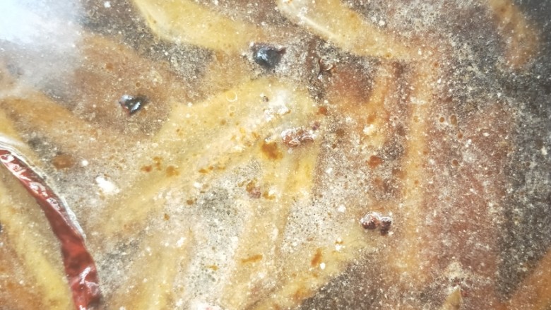 吮指回味的腊鸭翅,翻炒均匀后加没过腊鸭翅的开水。