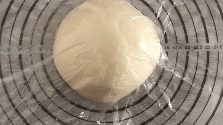 奶酪包,揉圆盖上保鲜膜松弛20分钟,注意是松弛并不是发酵 (室温高的可以放冰箱冷藏松弛)这次制作的奶酪包只发一次也很柔软哦