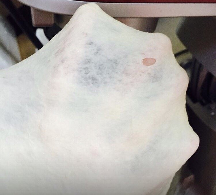 奶酪包,厨师机揉面一档成团以后转三档 十分钟左右 揉至可以拉出这种较薄但是容易破的膜 这个基本上就到扩展阶段啦 (其他机器揉面根据自己习惯调整哦)