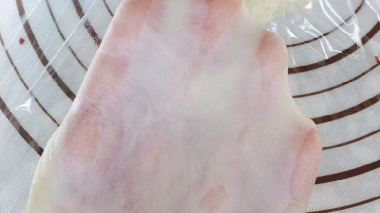 奶酪包,加入软化的黄油 继续三档揉七八分钟左右 观察一下状态 揉成一个光滑的面团就可以了 ,剪一小块面团出来放两分钟 拉一下可以拉出很薄的手套膜就可以了!