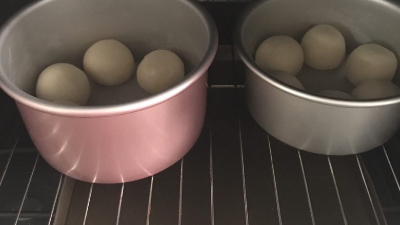奶酪包,将小面团摆进模具中 不要挨得太紧
放入烤箱进行发酵,烤箱下层放上热水就可以了 不需要再打开烤箱的发酵功能了 发酵温度不能超过38度哦