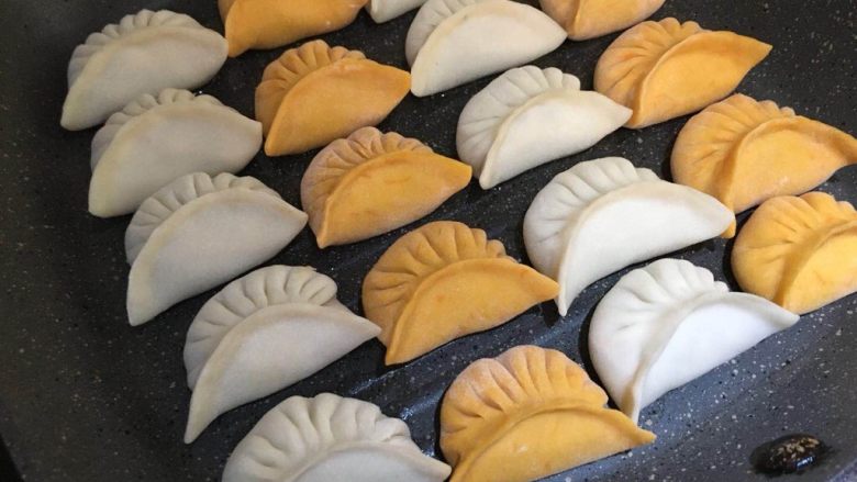 双色煎饺,平底锅加点油,把饺子放入