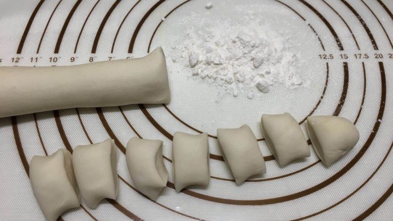 双色煎饺,分成约10克一个的小剂子