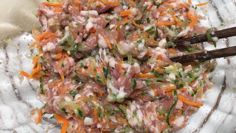 双色煎饺,肉馅加入挤干的黄瓜胡萝卜丝,搅拌上劲,加入盐、<a style='color:red;display:inline-block;' href='/shicai/ 788'>生抽</a>、料酒、葱姜等调味