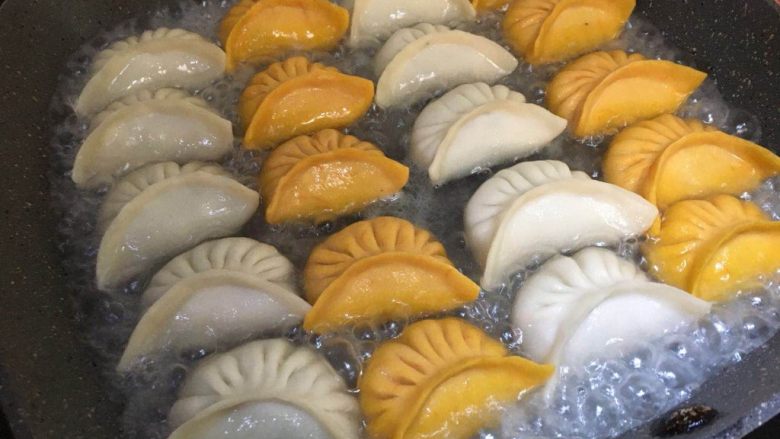双色煎饺,定型后加水漠过饺子一半,加锅盖