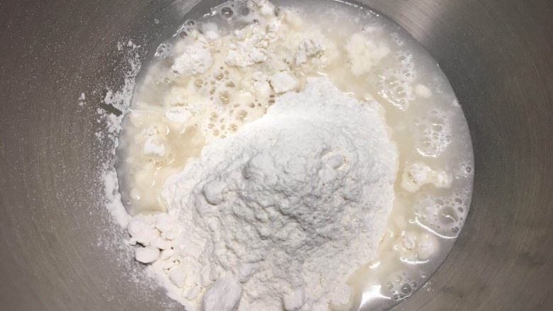 双色煎饺,白色面团:150克粉+75克水