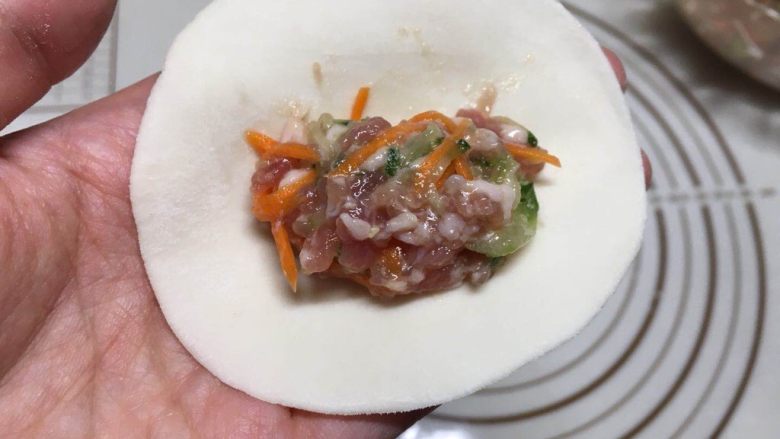 双色煎饺,加入馅