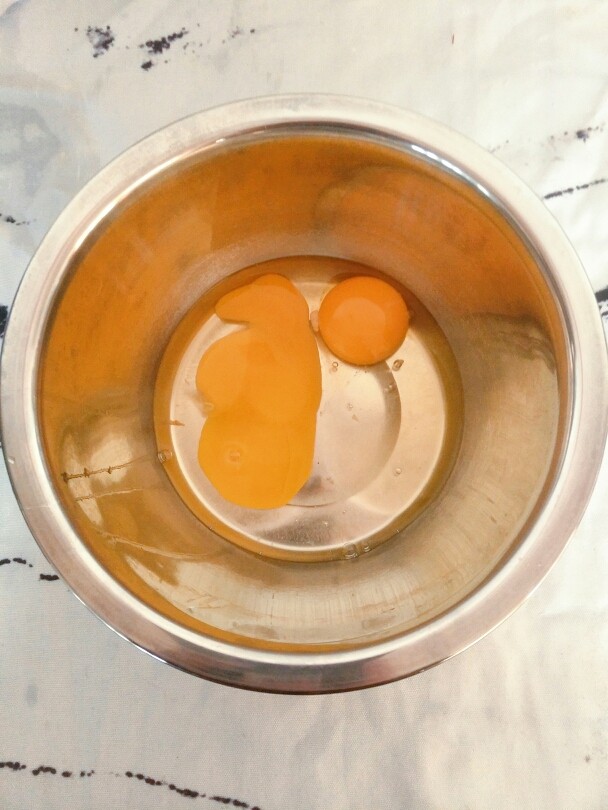 自己配无添加华夫饼粉,盆里放入两个<a style='color:red;display:inline-block;' href='/shicai/ 9'>鸡蛋</a>