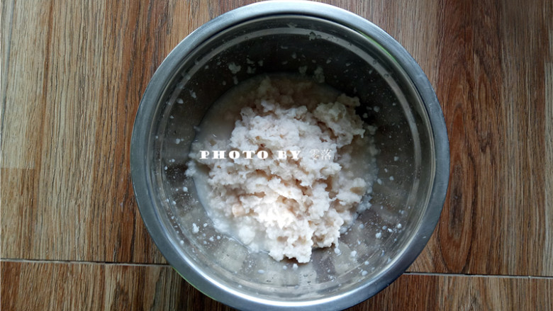 珍珠藕丸,莲藕用擦丝器磨成莲藕茸;