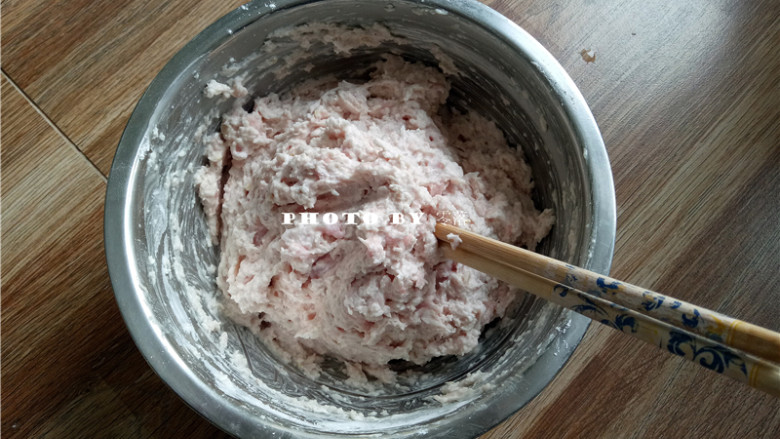 珍珠藕丸,用筷子朝一个方向搅打至肉馅上劲;