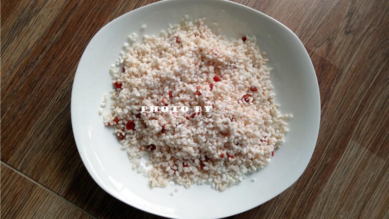 珍珠藕丸,糯米沥干水分;<a style='color:red;display:inline-block;' href='/shicai/ 673'>枸杞</a>洗净后切碎,同糯米混合,搅拌均匀;