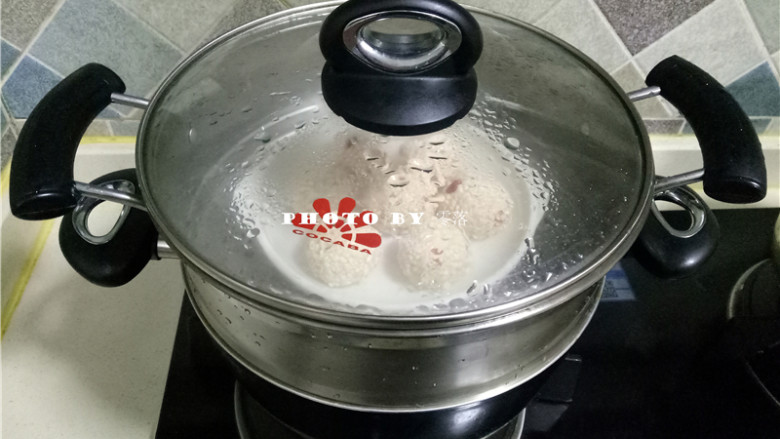 珍珠藕丸,做好的糯米丸子,开水上锅,中火蒸15分钟;