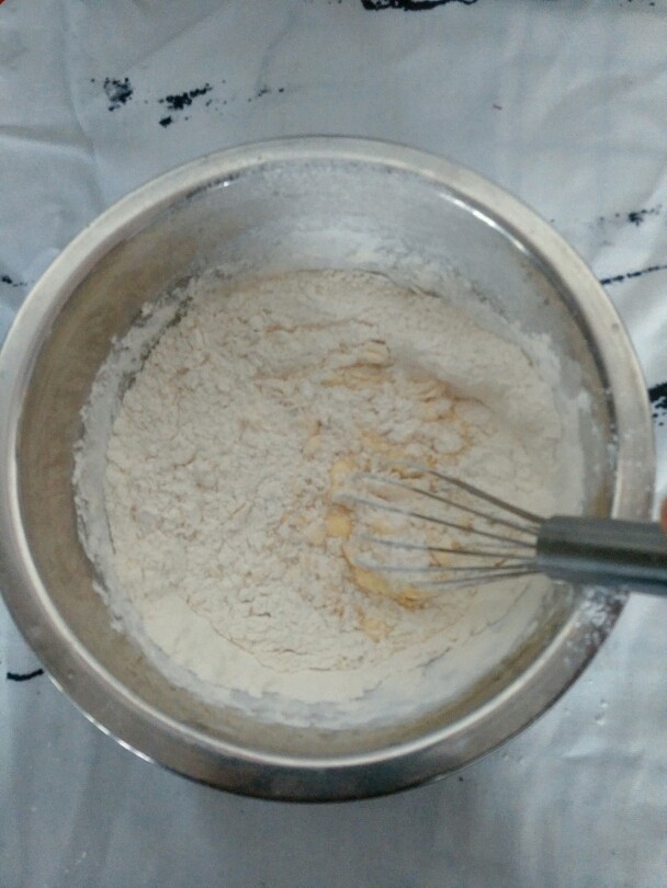 自己配无添加华夫饼粉,筛入到蛋糊里