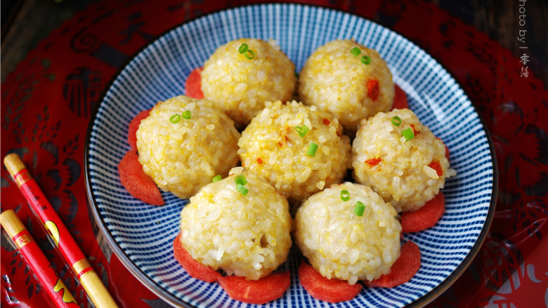 珍珠藕丸,盛出,用胡萝卜装饰,再点缀葱丝即可。