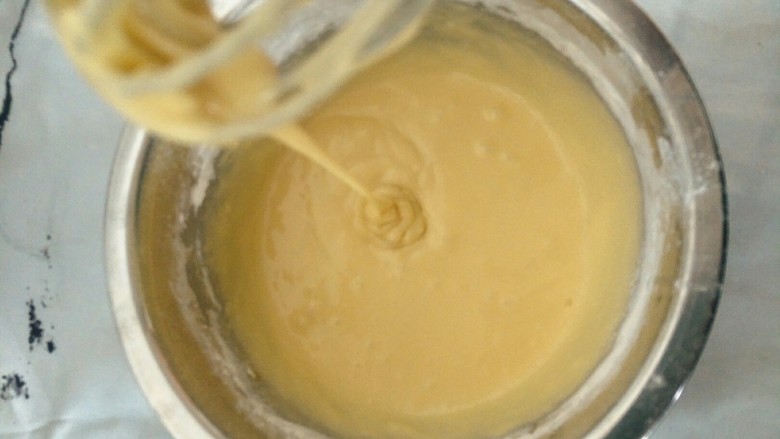 自己配无添加华夫饼粉,搅拌成顺滑的面糊