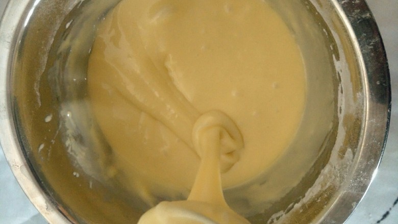 自己配无添加华夫饼粉,再搅拌均匀，这次搅拌好的面糊更顺滑