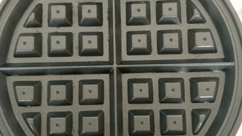 自己配无添加华夫饼粉,小红安装好华夫饼烤盘