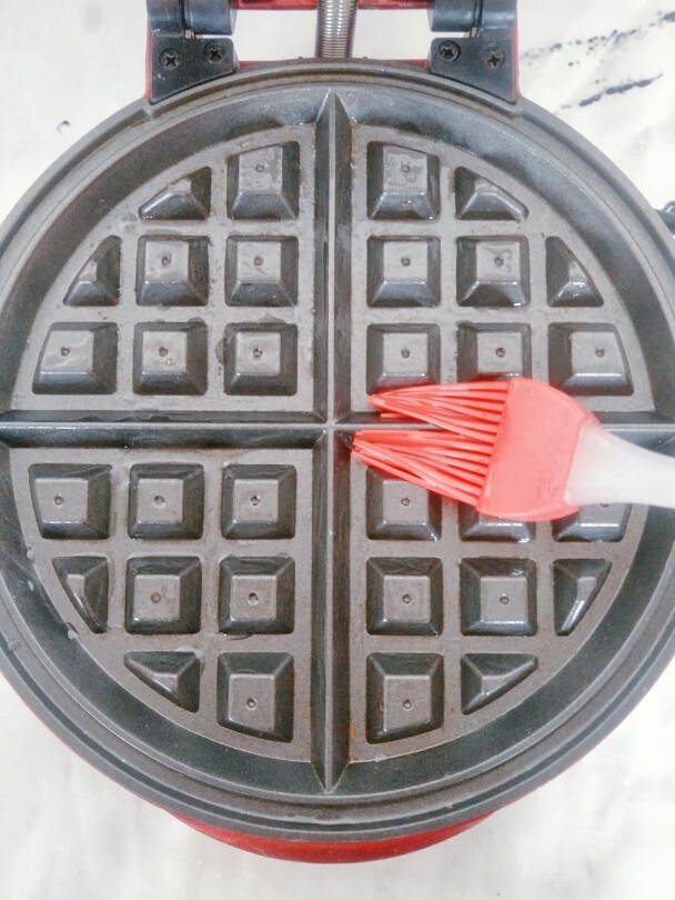 自己配无添加华夫饼粉,然后刷上一点油,要不然不好脱下来，接着开始预热。