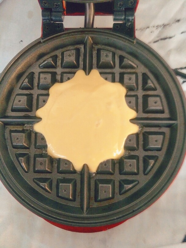 自己配无添加华夫饼粉,预热好后用挖球器舀好面糊到锅里，从中间倒入，我舀了两勺，尽量面糊从中间倒入，然后摊开均匀些，出来好看。