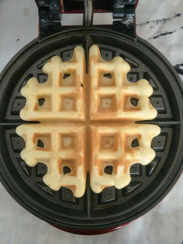 自己配无添加华夫饼粉,盖上盖子，大概几分钟上色就可以了。