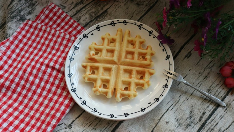 自己配无添加华夫饼粉,最后在烤好的华夫饼上挤上巧克力酱或者奶油配主水里什么开吃吧，这个量能出来五六块，我做了两倍的量，多出来几块可以给小宝宝明天早上当个早餐配上水果。