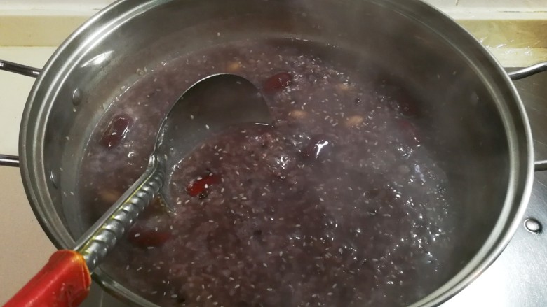 酸甜可口杂粮粥,大火烧开,小火十分钟