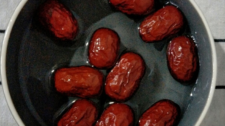 宝宝辅食 小米红枣板栗饼,<a style='color:red;display:inline-block;' href='/shicai/ 2470'>红枣</a>浸泡10分钟。