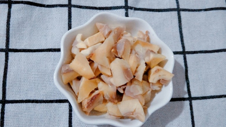 宝宝辅食 小米红枣板栗饼,板栗去皮切成碎。