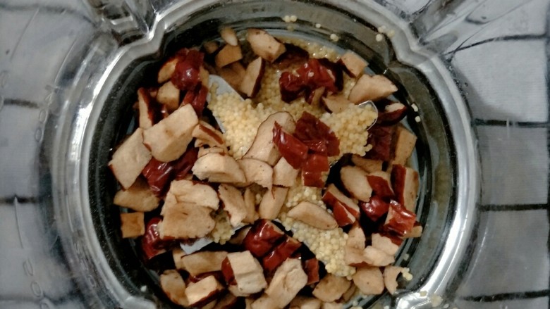 宝宝辅食 小米红枣板栗饼,加入红枣碎。