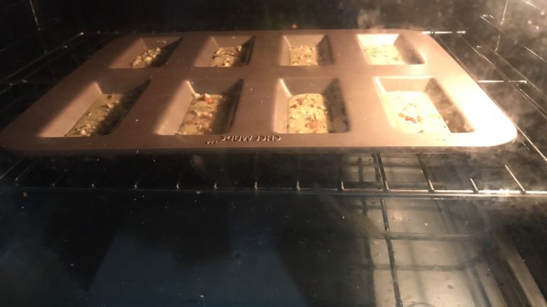 坚果薄脆,放入预热好的烤箱中 160度 20分钟左右