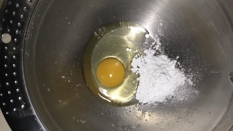 坚果薄脆,鸡蛋和糖粉混合使用蛋抽将两者混合