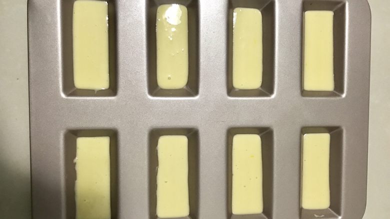 坚果薄脆,将饼干糊挤入模具中 薄薄的一层就可以了
