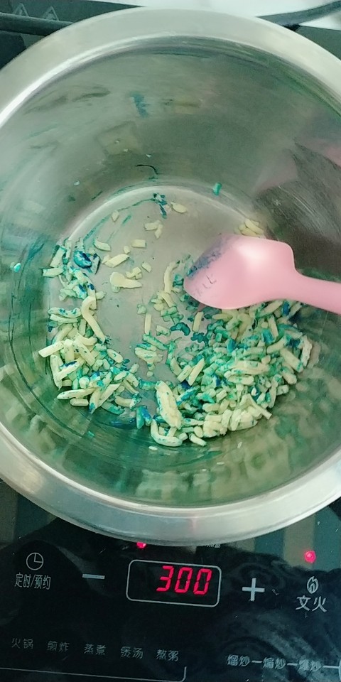 两种方法制作彩虹芝士,小火隔水加热,边加热边搅拌。