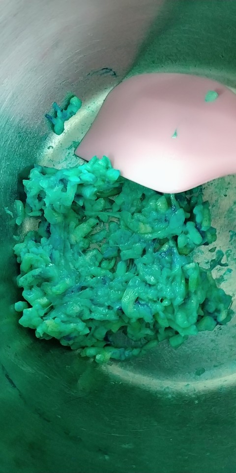 两种方法制作彩虹芝士,看到芝士变成如图状态,离火继续搅拌,让颜色尽可能均匀。