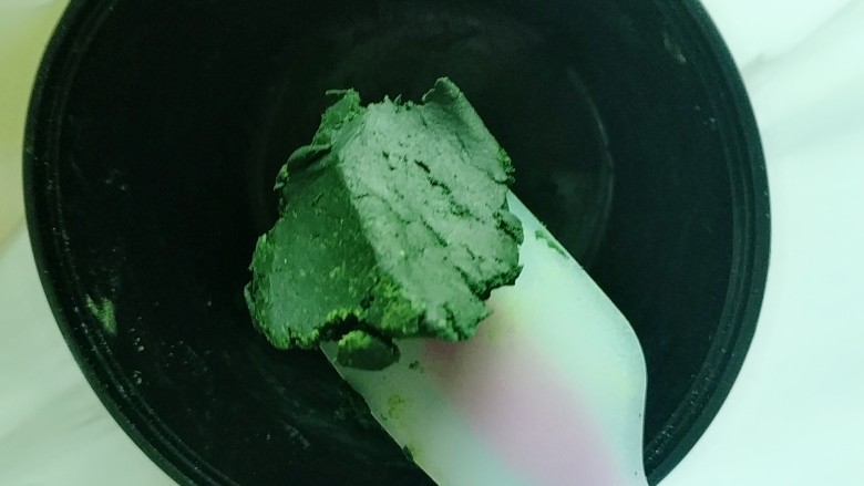 两种方法制作彩虹芝士,将粉搅拌至粘稠的膏状即可,没有干粉。