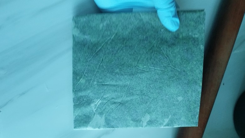 两种方法制作彩虹芝士,装入油纸,擀平整,冷冻30分钟,第二种彩色芝士完成。