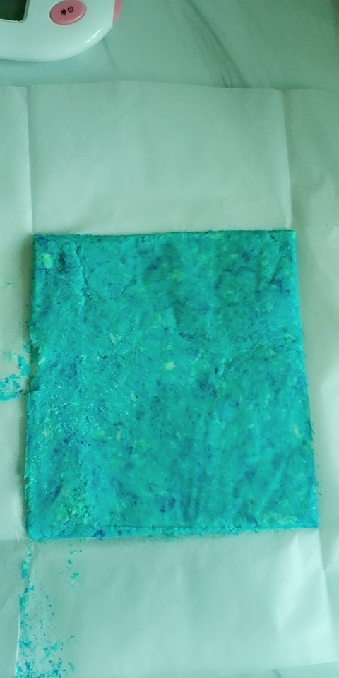 两种方法制作彩虹芝士,冷冻完成后,取出芝士前,打开油纸,切成1-2cm左右的长条。
