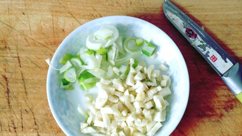 鱼香豆腐,<a style='color:red;display:inline-block;' href='/shicai/ 3735'>葱蒜</a>,量随心情。我喜欢蒜配豆腐的味道,所以多放了点