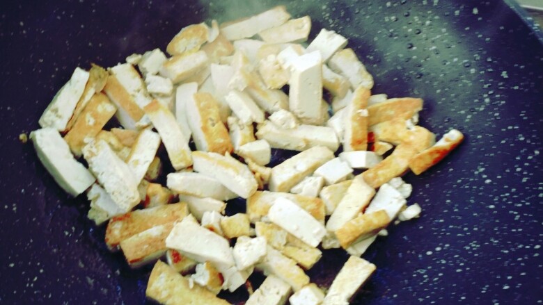 鱼香豆腐,本应该是炸到表面金黄的,现在成了煎至金黄了😓
