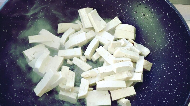 鱼香豆腐,油5-6成熟放入豆腐(我油放少了,悲伤😂)