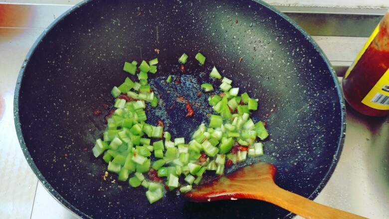 鱼香豆腐,这里应该先放葱蒜的,看错了,结果先把青椒倒进去了😖