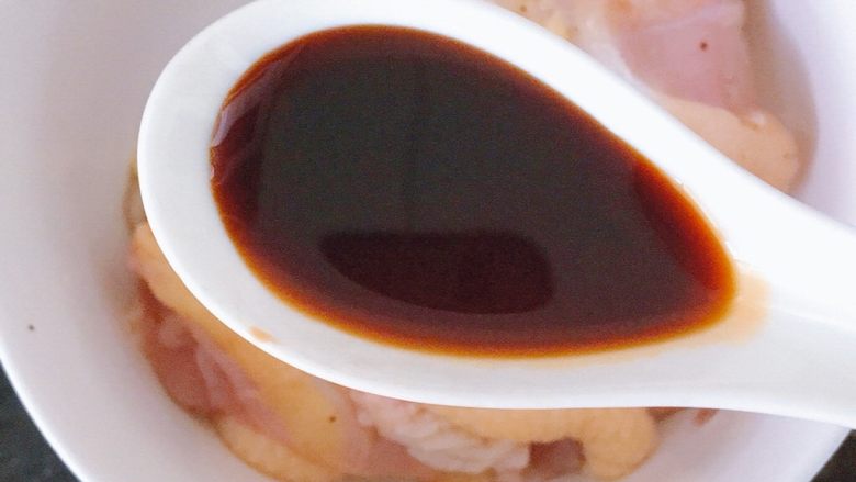 香煎鸡胸肉,加入半茶匙<a style='color:red;display:inline-block;' href='/shicai/ 788'>生抽</a>,按摩片刻