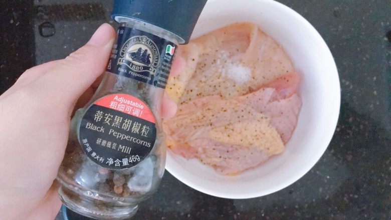 香煎鸡胸肉,再加入约1g<a style='color:red;display:inline-block;' href='/shicai/ 134333'>黑胡椒</a>粉(用这种研磨的更好)