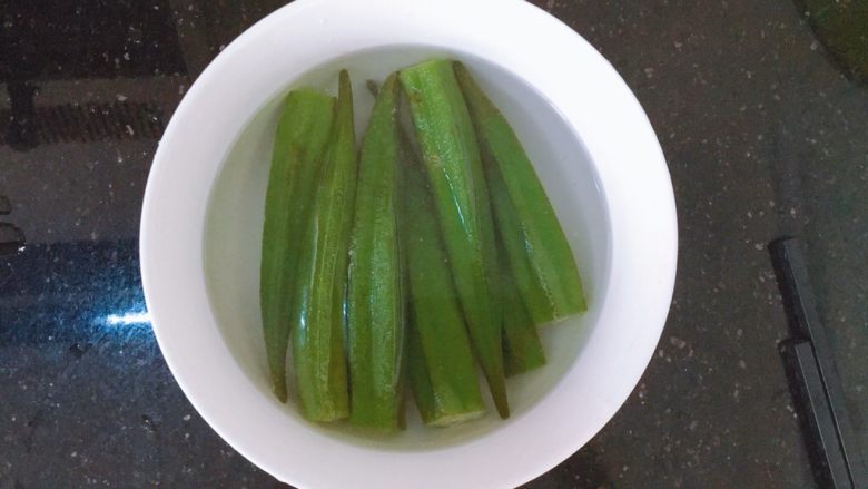 蒜蓉秋葵,捞出放入冰水中(冰水没有用凉白开也可以)