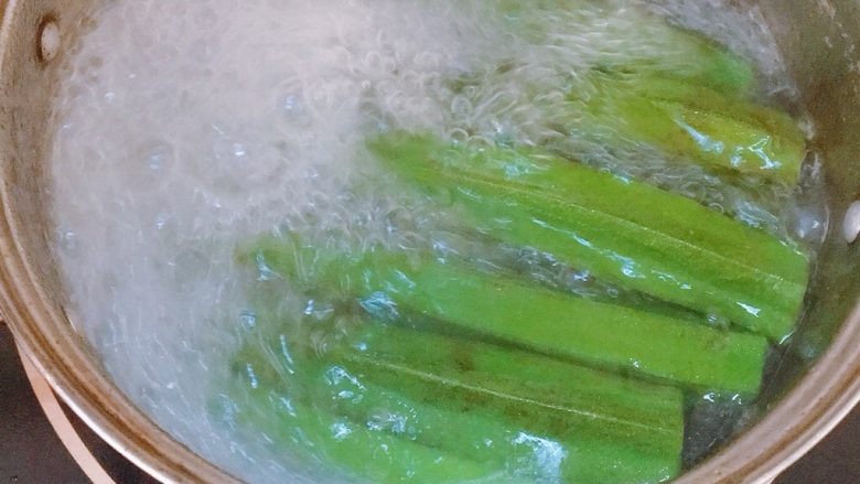 蒜蓉秋葵,待水煮开后,放入秋葵焯两三分钟